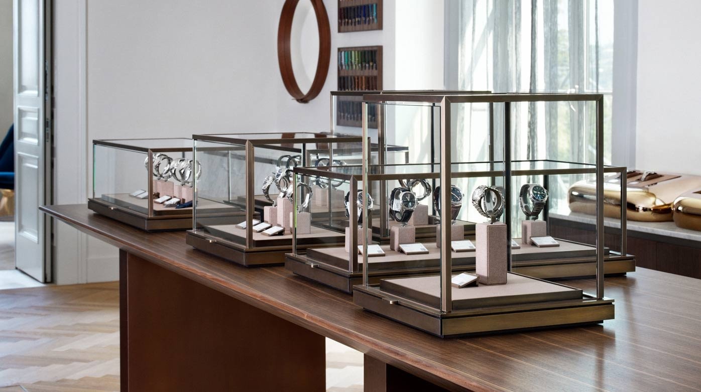 Montres de luxe dans des présentoirs vitrés