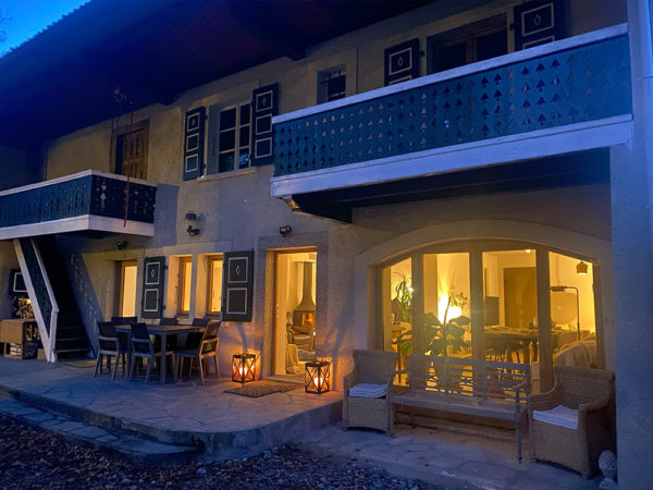 Maison Swara à Bernex de nuit